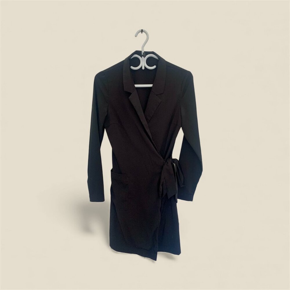 Black Dynamite tie-waist dress